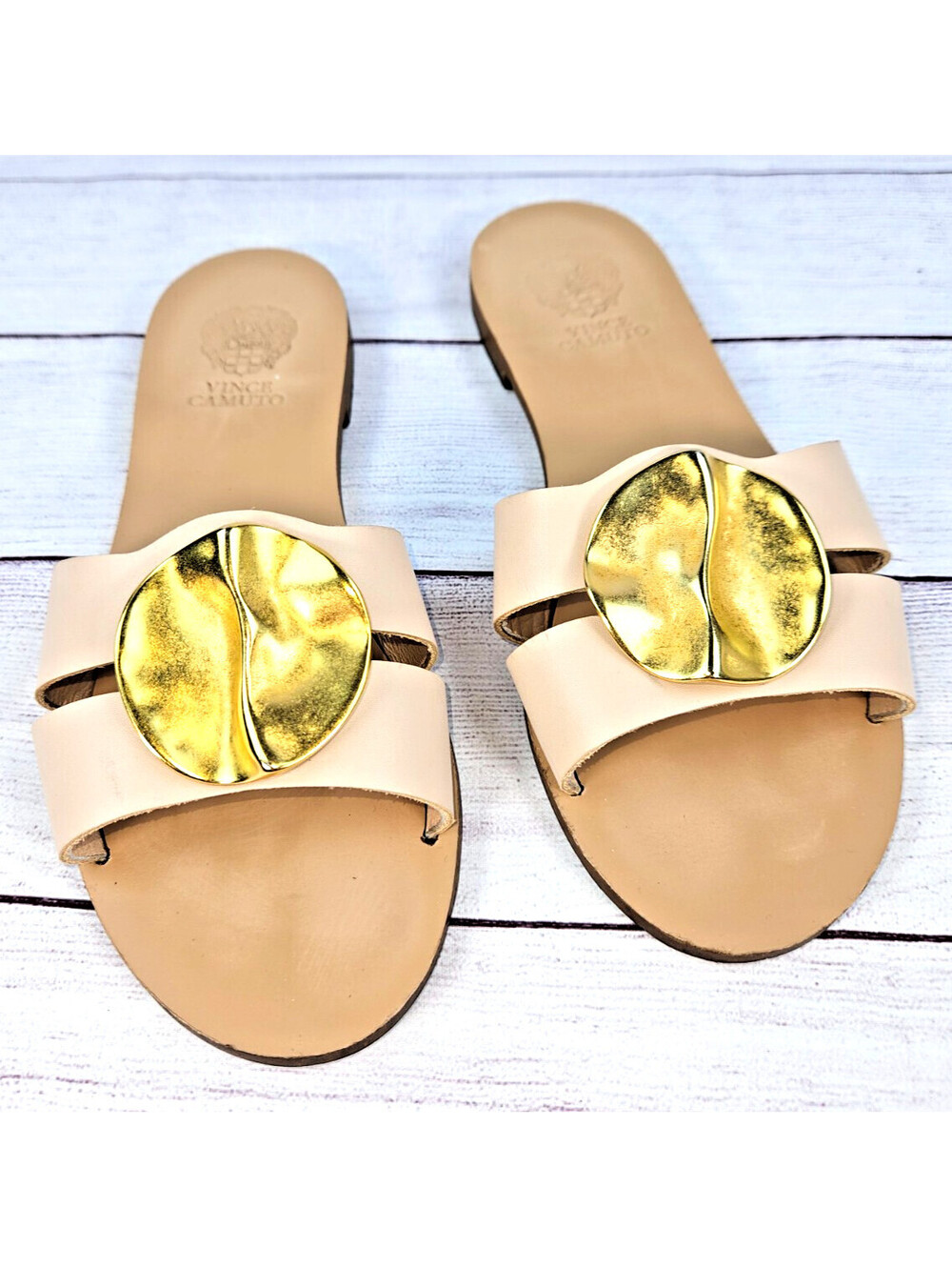 Vince Cavuto flat sandal creamy leather & gold-toned metal disc size 6.5-7